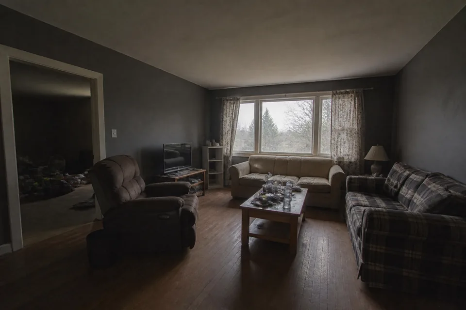 Interno di una stanza buia e vuota