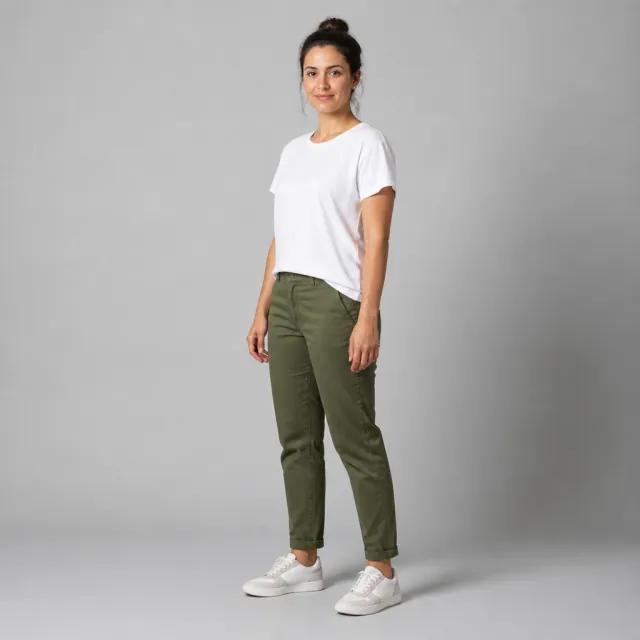 白いTシャツとオリーブ色のパンツを着た女性の全身