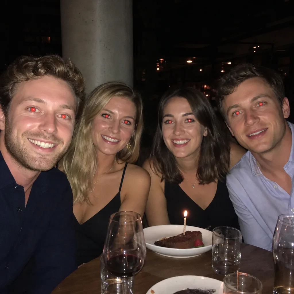 Cuatro amigos en una cena de cumpleaños nocturna con ojos rojos