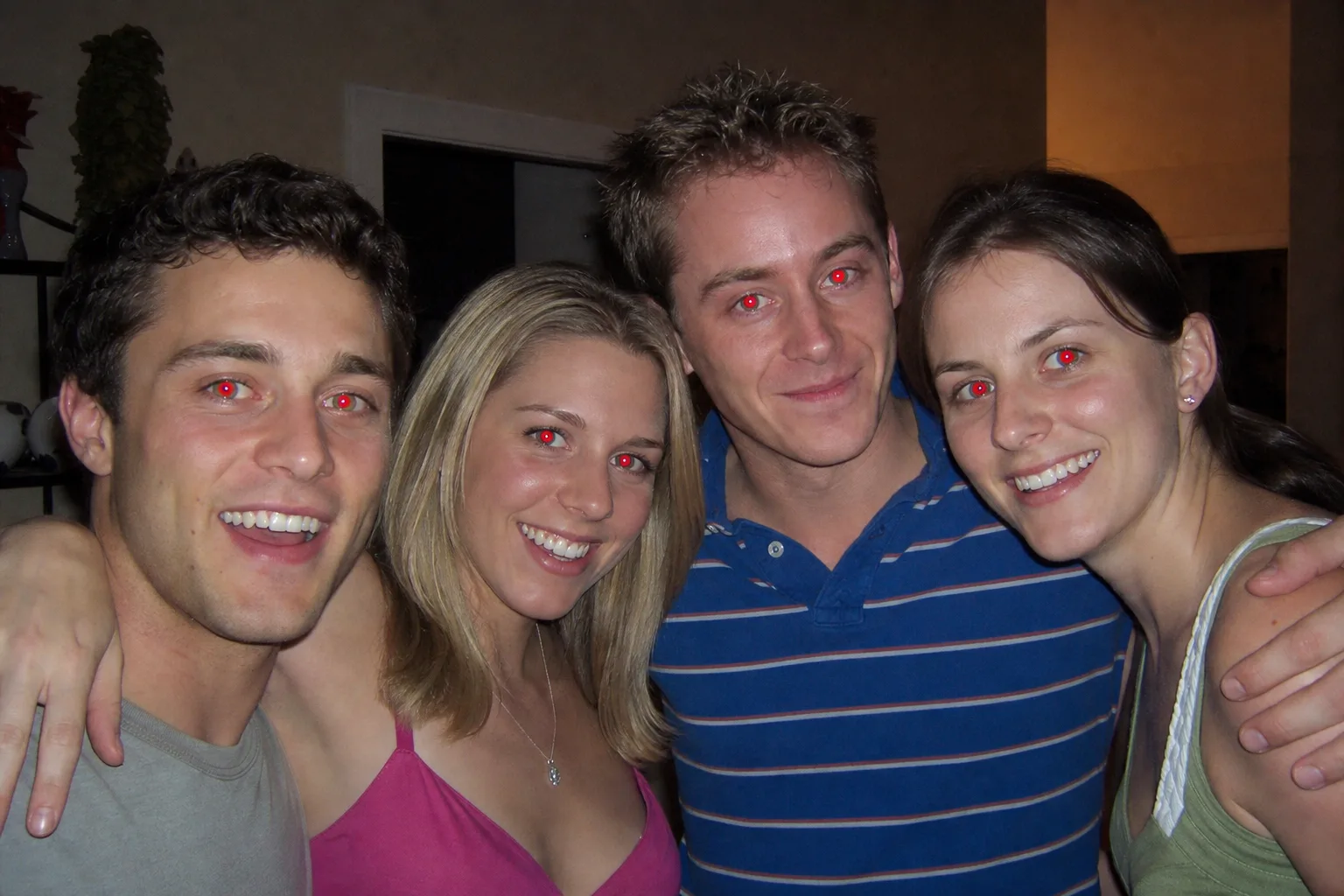 Foto de grupo nocturna con ojos rojos en cuatro amigos, antes