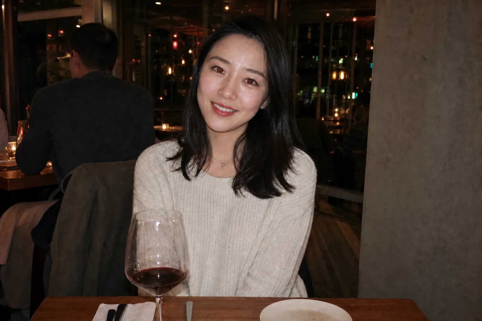 Retrato de mujer en un restaurante con flash y ojos rojos, antes de corregir